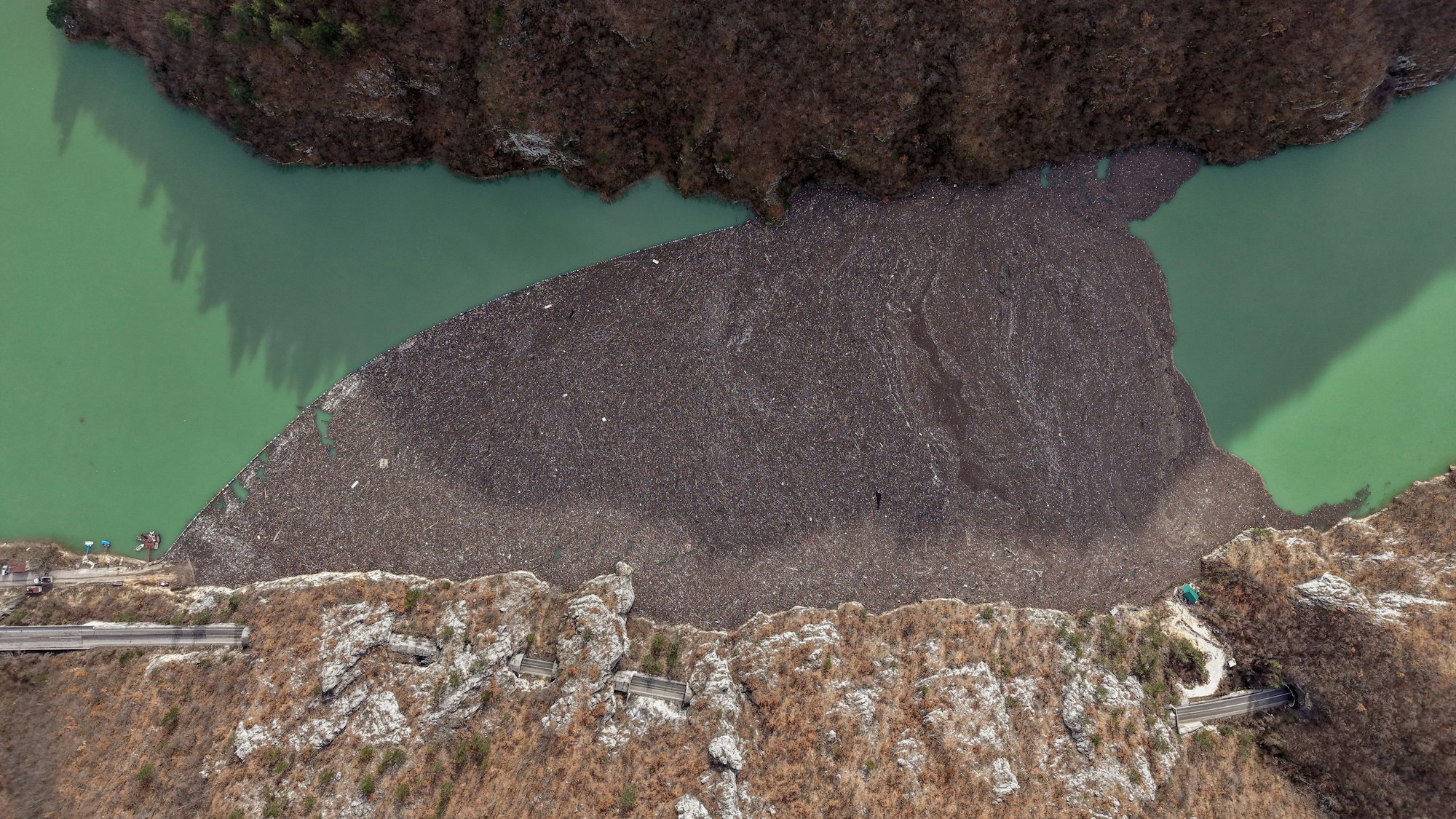 Diese Luftaufnahme zeigt tonnenweise Abfall, welcher am Donnerstag den Fluss Drina in Visegrad blockiert.