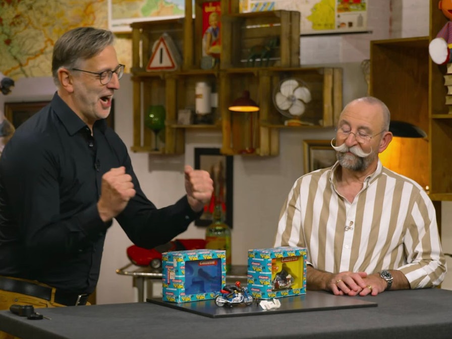 Während Horst Lichter bei „Bares für Rares“ an Herzschmerz litt, übte sich Experte Detlev Kümmel in Schadenfreude. (Bild: ZDF)