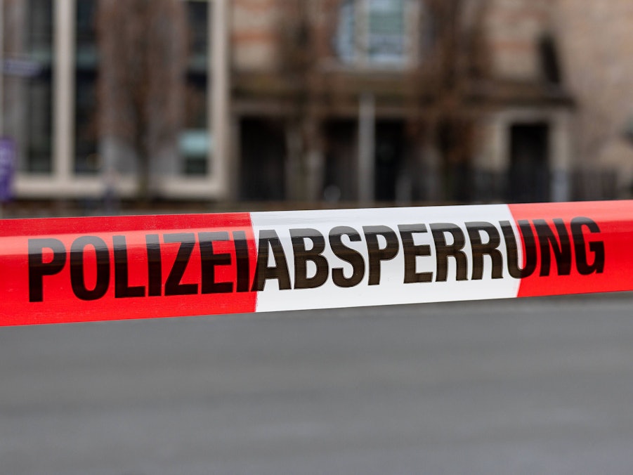 Polizeiabsperrung mit rot-weißem Band