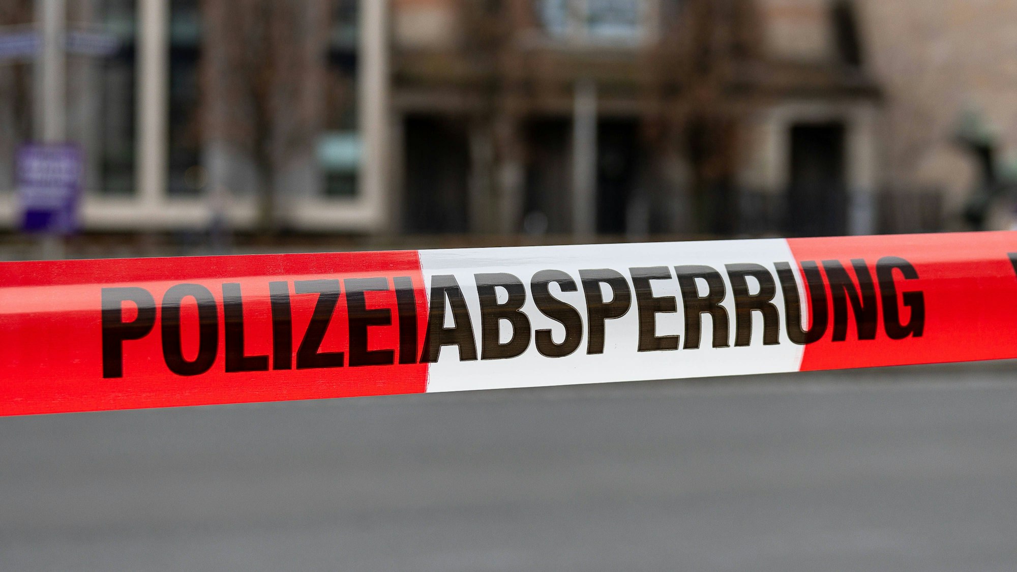 Polizeiabsperrung mit rot-weißem Band