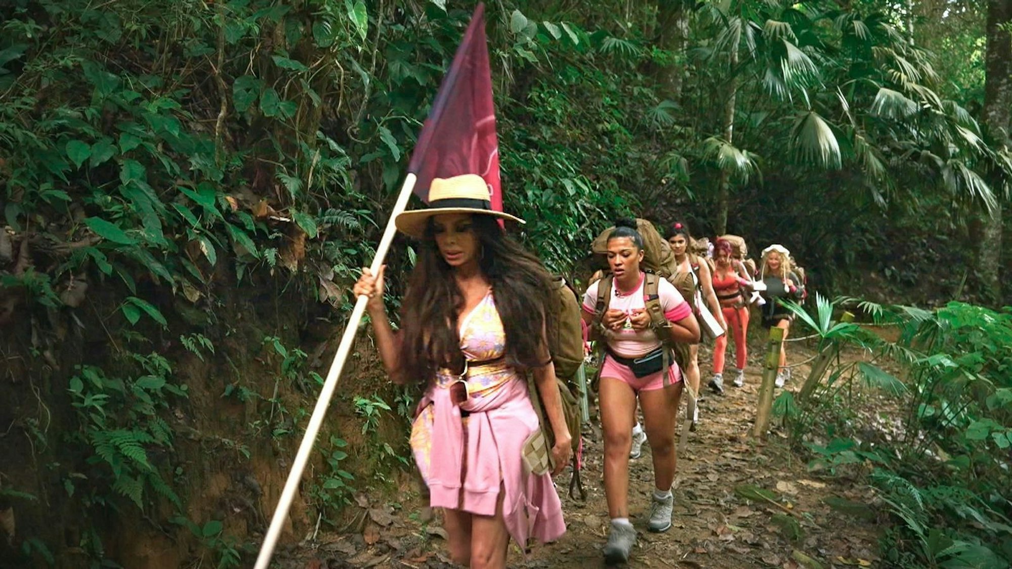 Wenig begeistert marschierte Kader Loth auf dem Weg zum ersten Spiel vorneweg. (Bild: RTL)