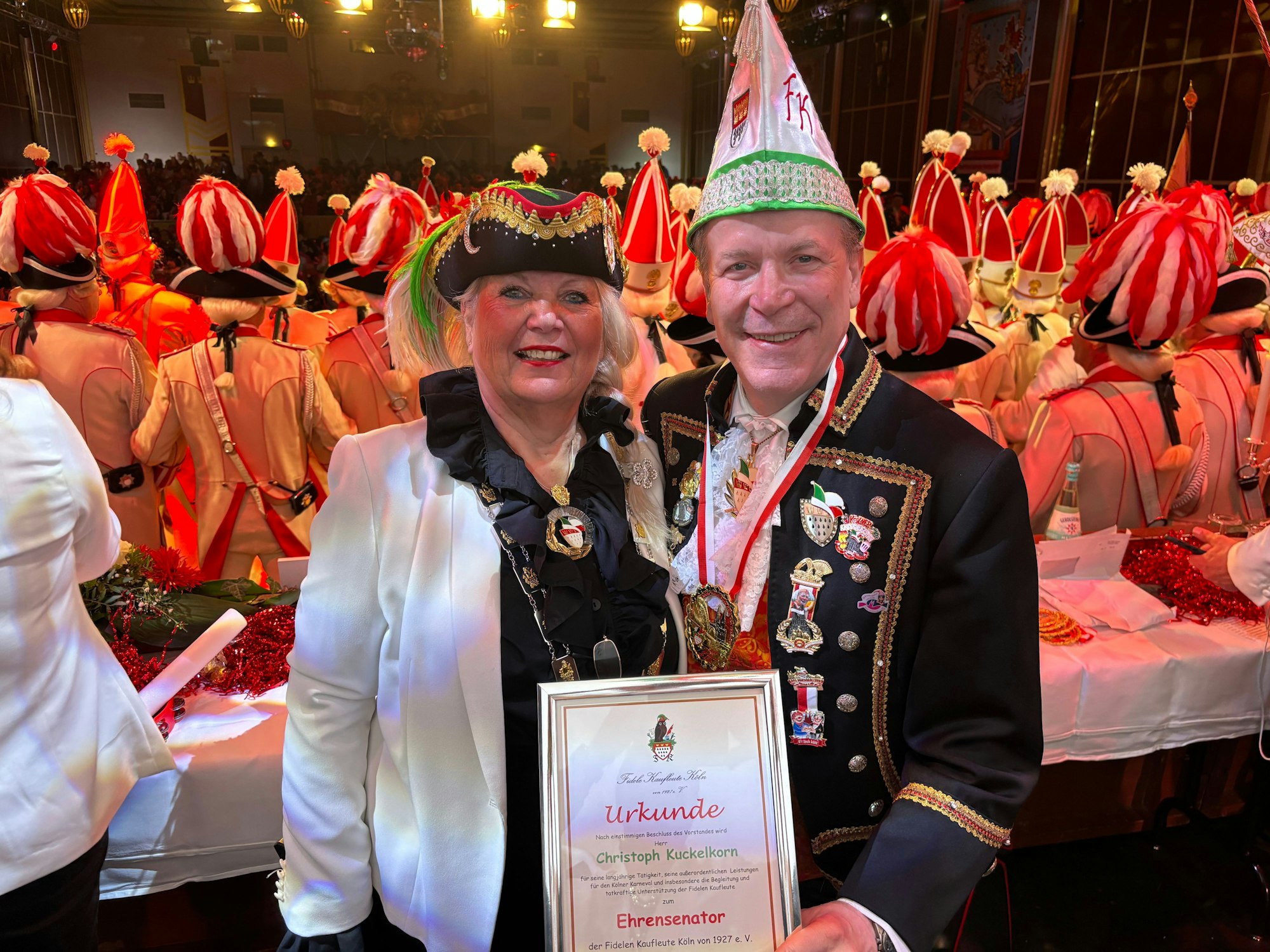 Christoph Kuckelkorn erhielt eine Urkunde von Ulla Baustian-Walter.