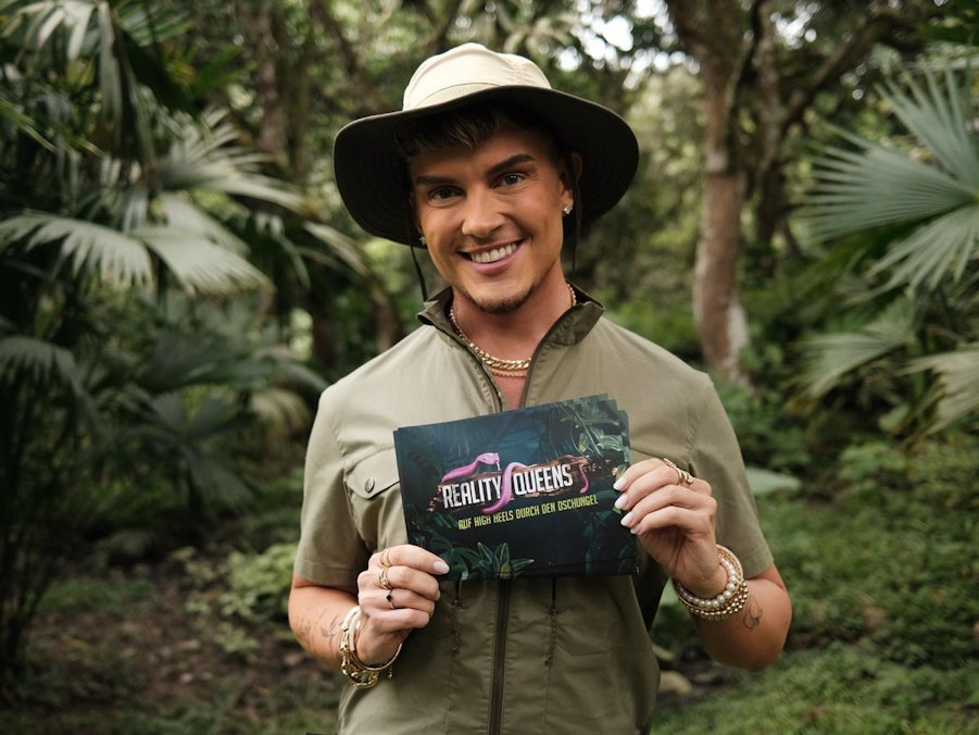 Influencer Twenty4Tim ist der neue Moderator bei „Reality Queens“. (Bild: RTL)