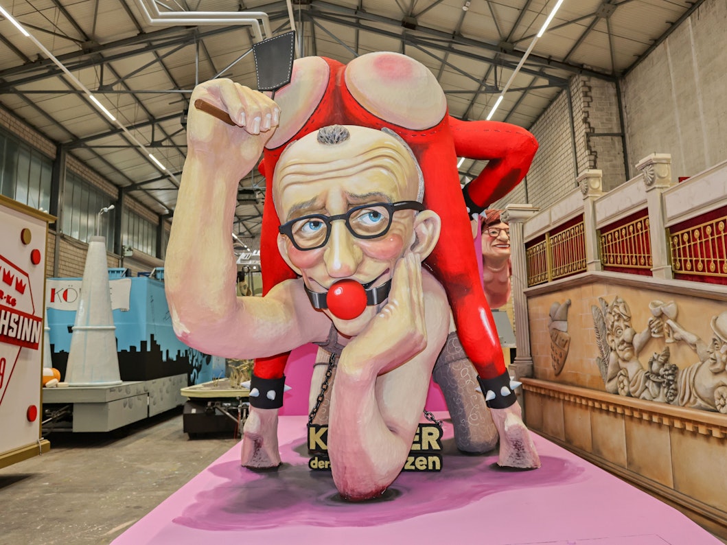 Motivwagen für den Rosenmontagszug mit Kanzler Merz und Vize Klingbeil, die einander verhauen.