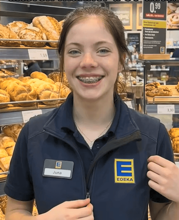 Diese junge Edeka-Mitarbeiterin ist nicht echt. Und sorgt für große Probleme.