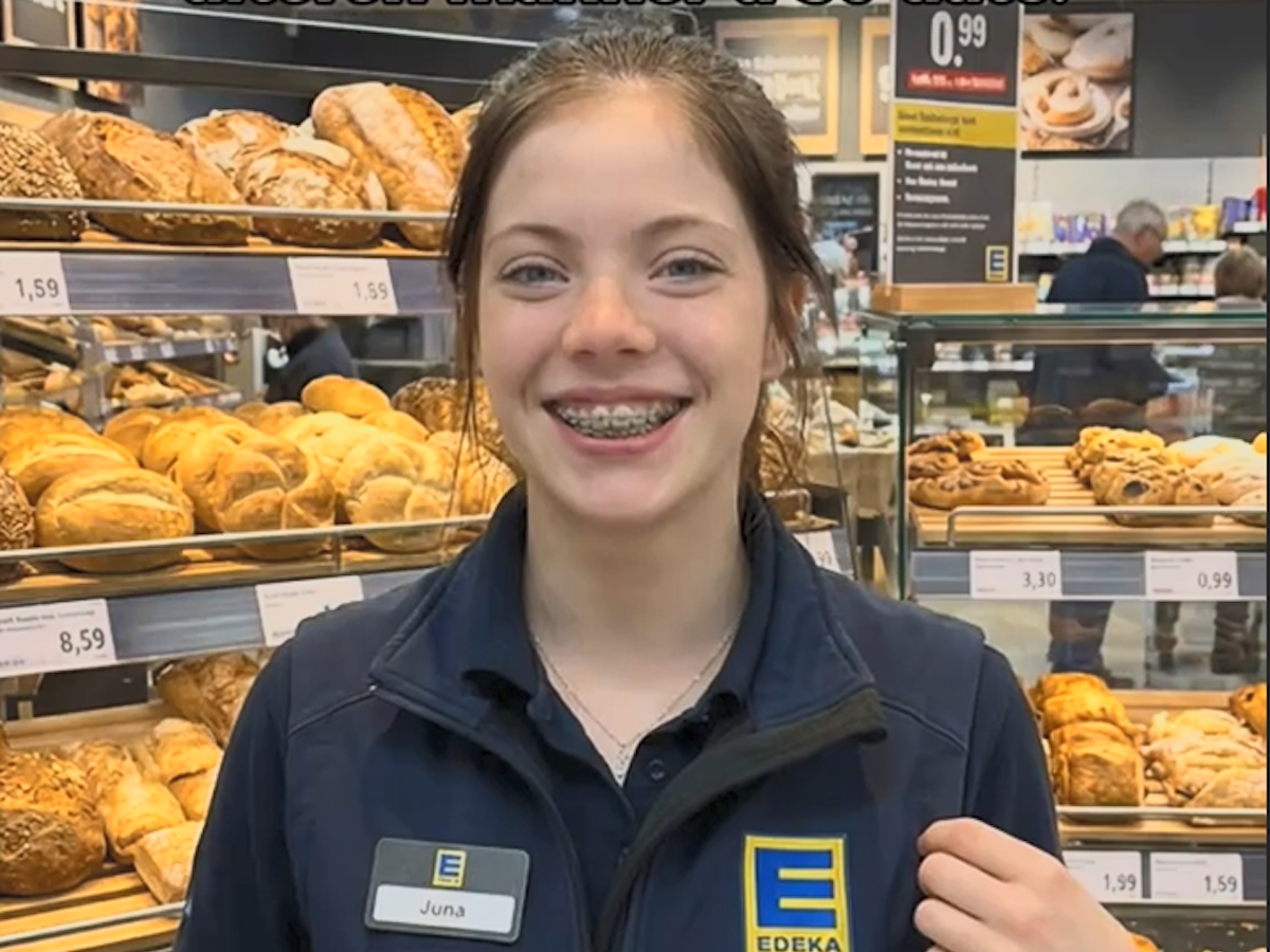 Diese junge Edeka-Mitarbeiterin ist nicht echt. Und sorgt für große Probleme.