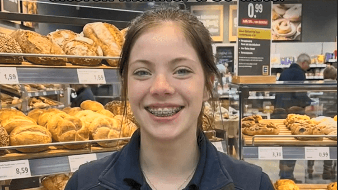 Diese junge Edeka-Mitarbeiterin ist nicht echt. Und sorgt für große Probleme.