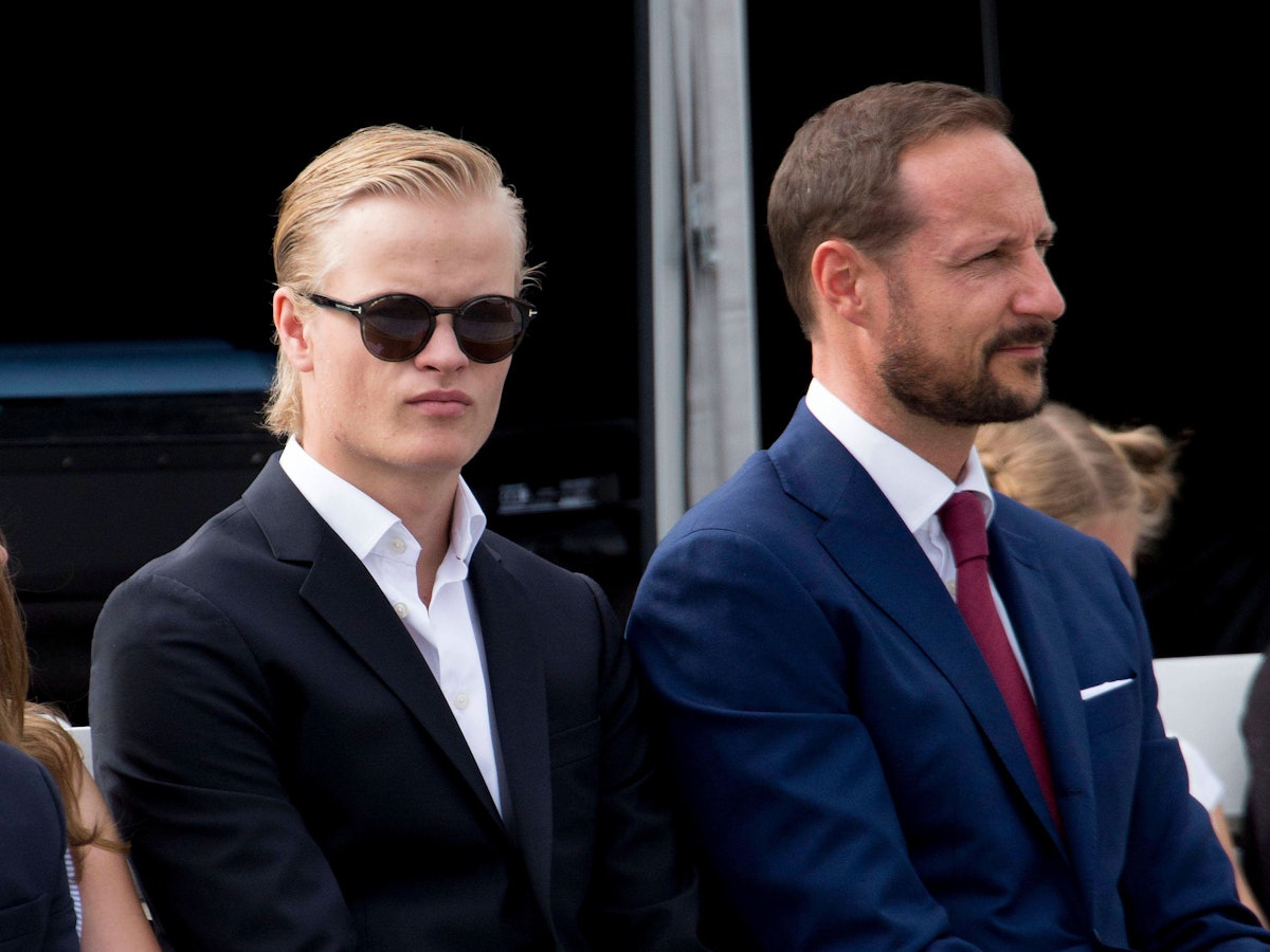 Marius Borg Høiby & Prinz Haakon in Anzügen.