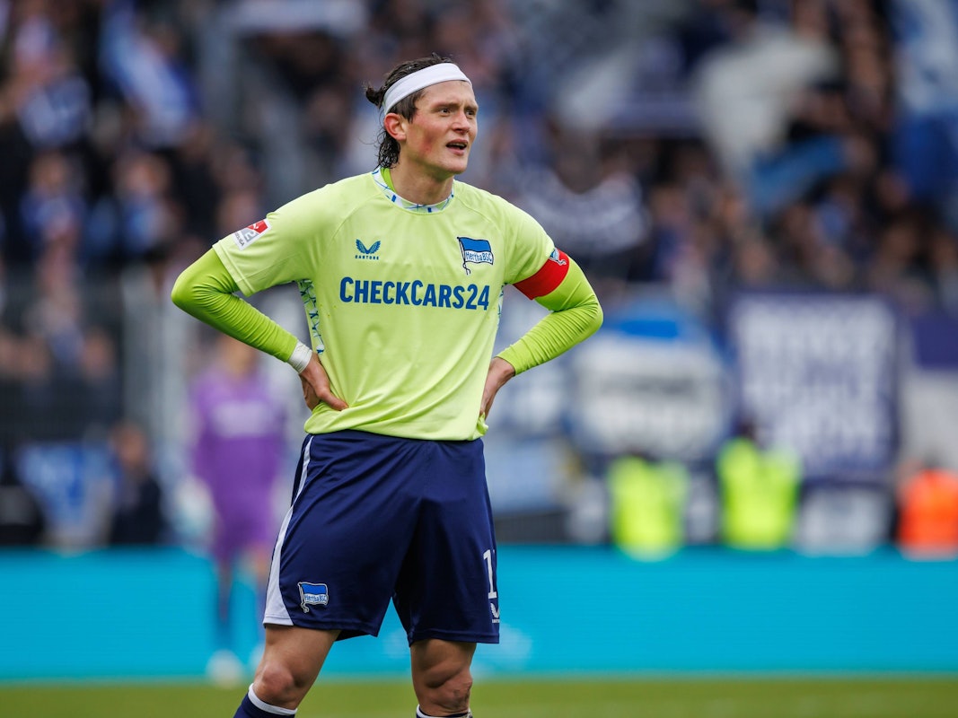 Fabian Reese stemmt die Arme in die Hüften.