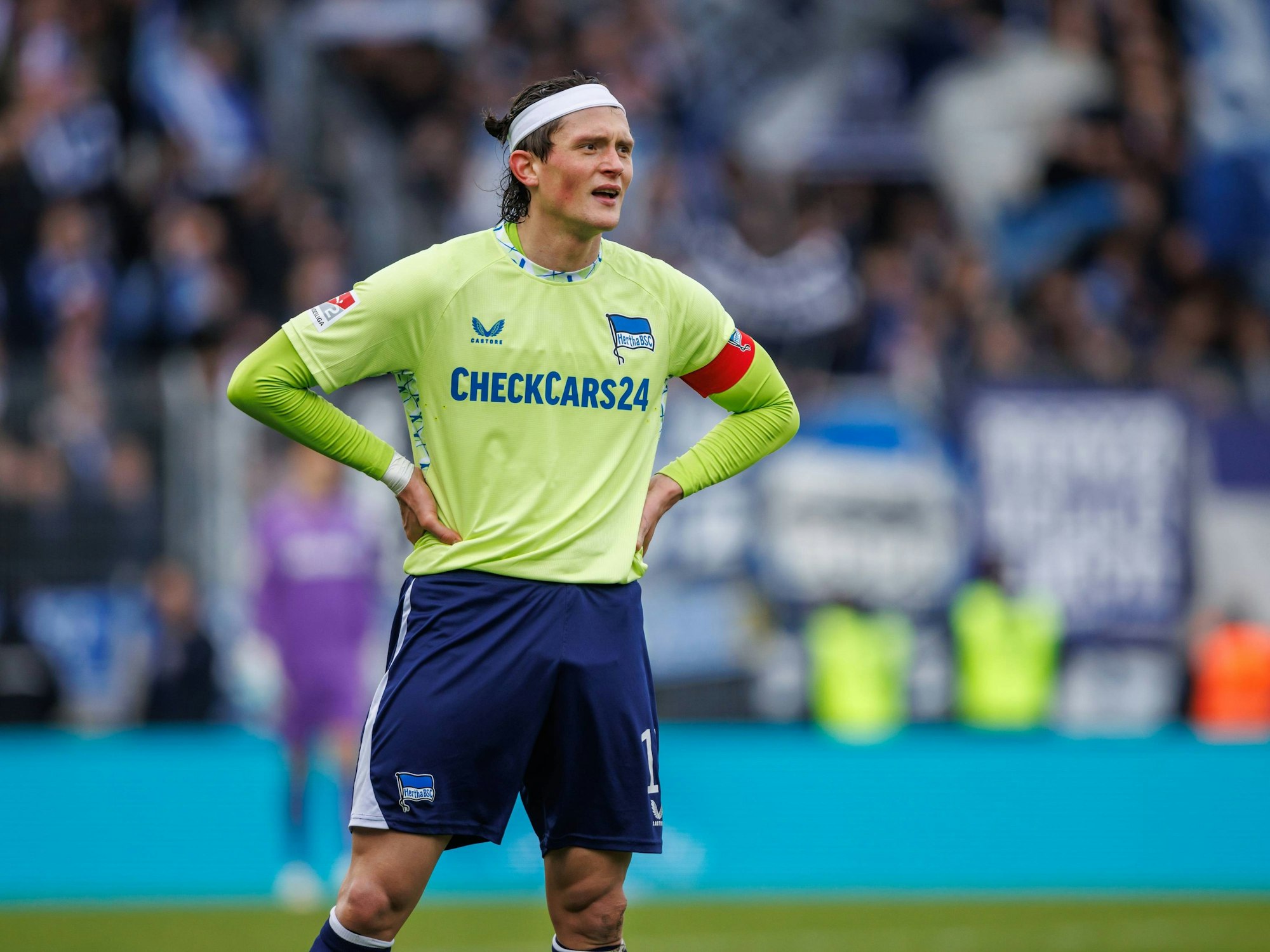 Fabian Reese stemmt die Arme in die Hüften.