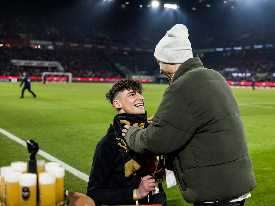 Pascal Kaiser und sein Partner fallen sich nach dem Heiratsantrag in die Arme.