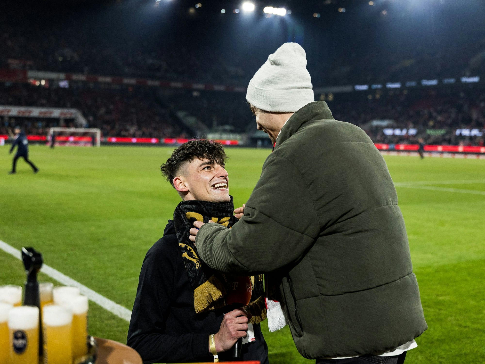 Pascal Kaiser (knieend) macht seinem Partner am 30. Januar im Rhein-Energie-Stadion einen Heiratsantrag.