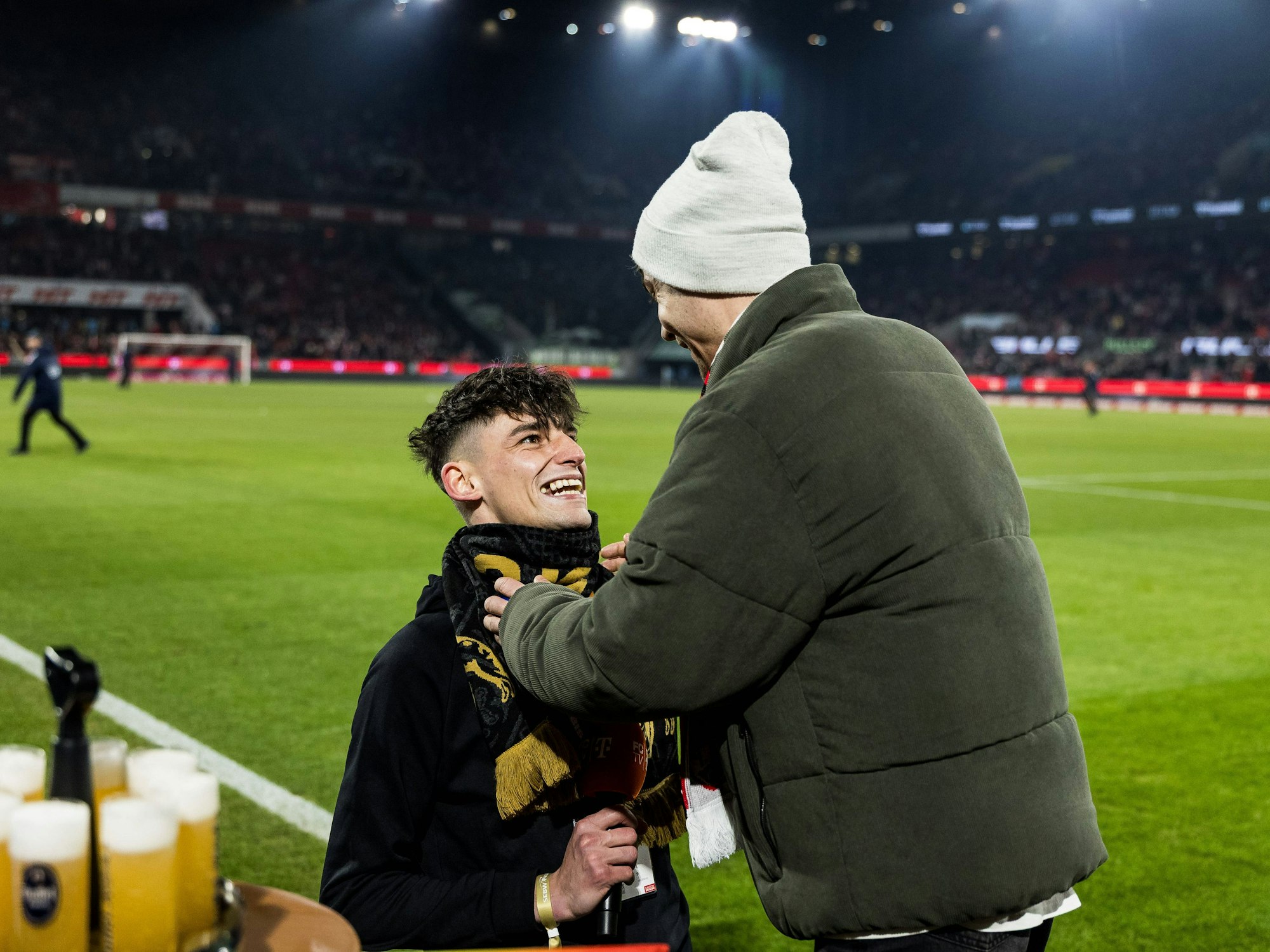 Pascal Kaiser und sein Partner fallen sich nach dem Heiratsantrag in die Arme.