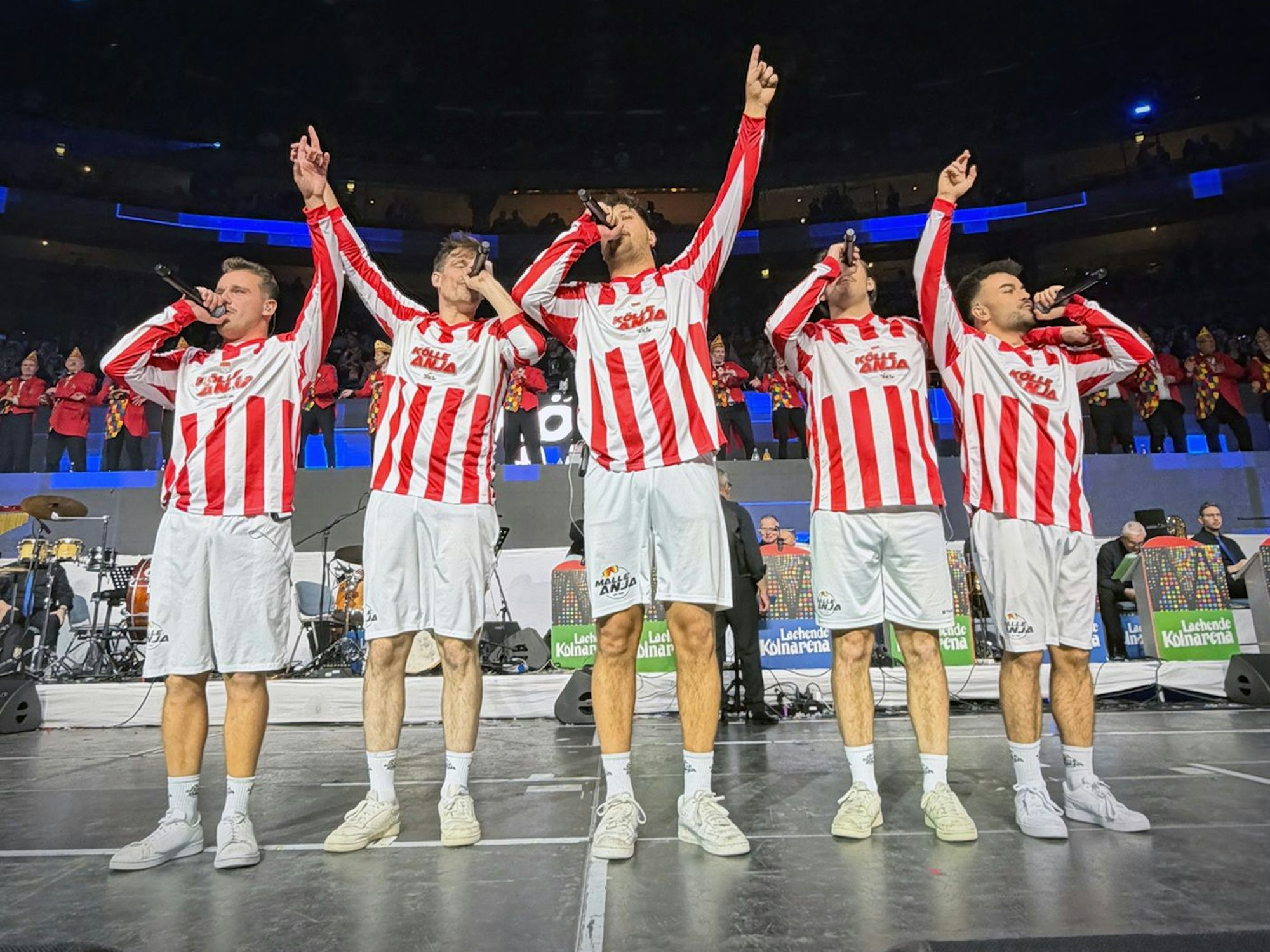 Die Band Kölle Anja auf der Bühne der Lanxess-Arena.