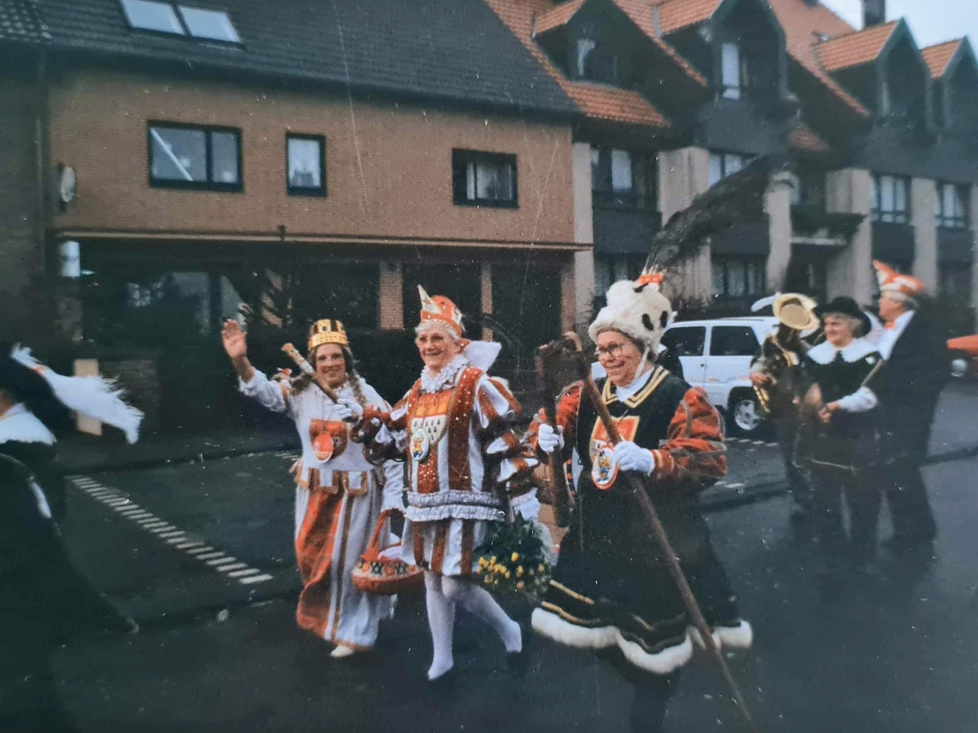 Das Dreigestirn von Rheinkassel geht 1992 durch den Ort.