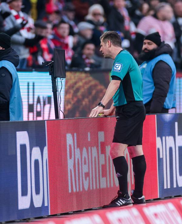 Schiedsrichter Frank Willenborg schaut sich die Situation beim Spiel zwischen dem 1. FC Köln und RB Leipzig am Monitor an.
