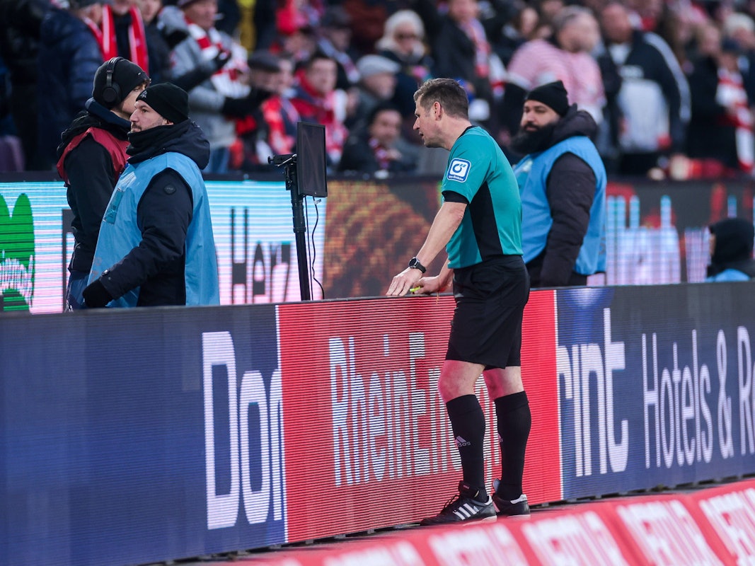 Schiedsrichter Frank Willenborg schaut sich die Situation beim Spiel zwischen dem 1. FC Köln und RB Leipzig am Monitor an.