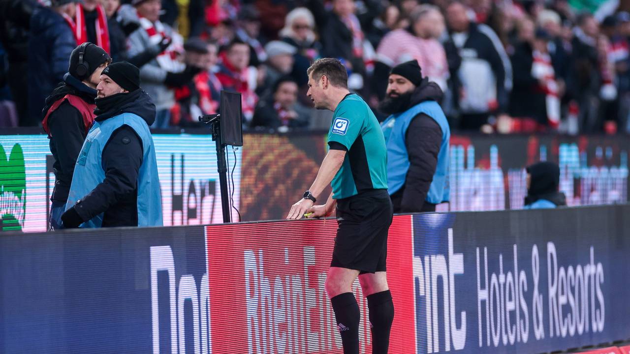 Schiedsrichter Frank Willenborg schaut sich die Situation beim Spiel zwischen dem 1. FC Köln und RB Leipzig am Monitor an.