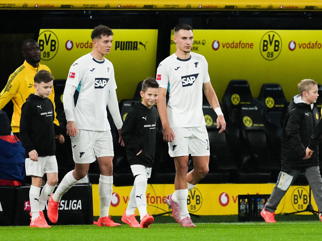 Fisnik Asllani (l.) und Tim Lemperle laufen auf den Rasen.