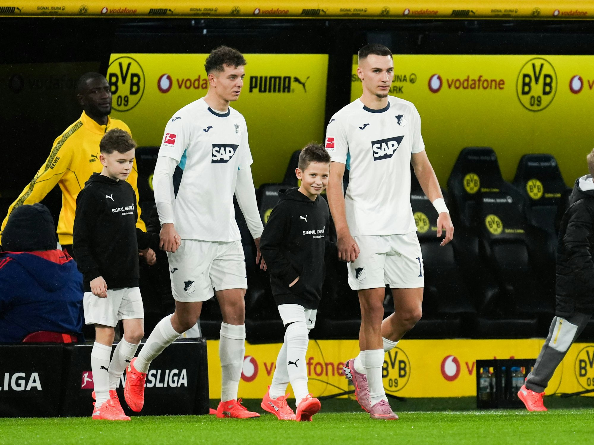 Fisnik Asllani (l.) und Tim Lemperle laufen auf den Rasen.