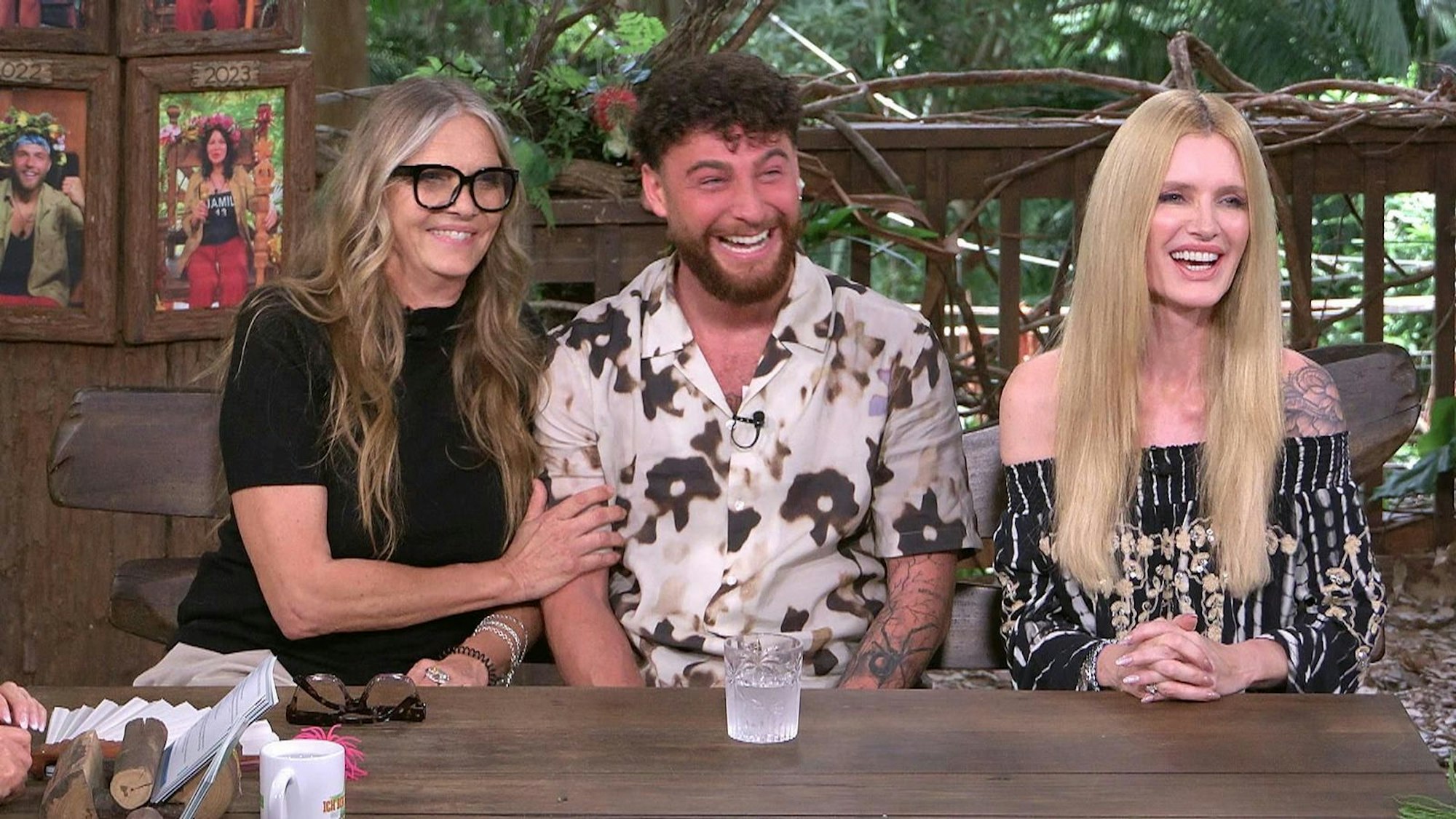 Fröhliche Gesichter statt Stress und Streit: Das große Wiedersehen der Dschungelcamper lief überraschend harmonisch ab. Umut schlief jedoch während der Sendung ein. (Bild: RTL)