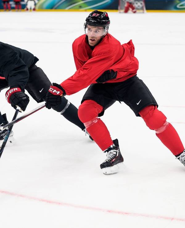 Connor McDavid (r.) im Zweikampf gegen Cale Makar.