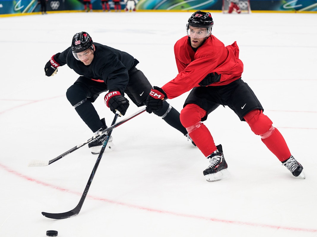 Connor McDavid (r.) im Zweikampf gegen Cale Makar.