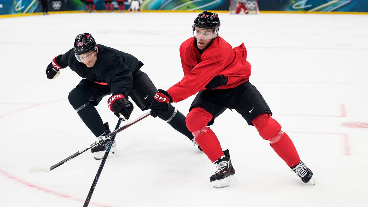 Connor McDavid (r.) im Zweikampf gegen Cale Makar.