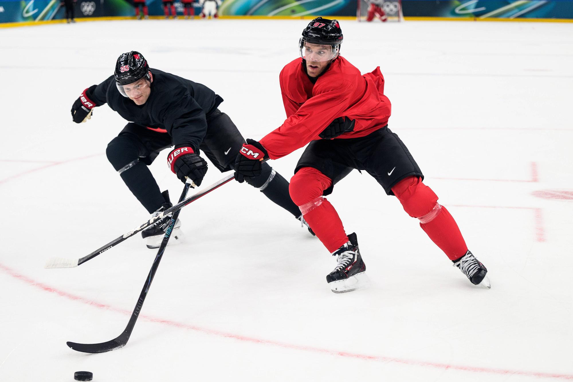 Connor McDavid (r.) im Zweikampf gegen Cale Makar.