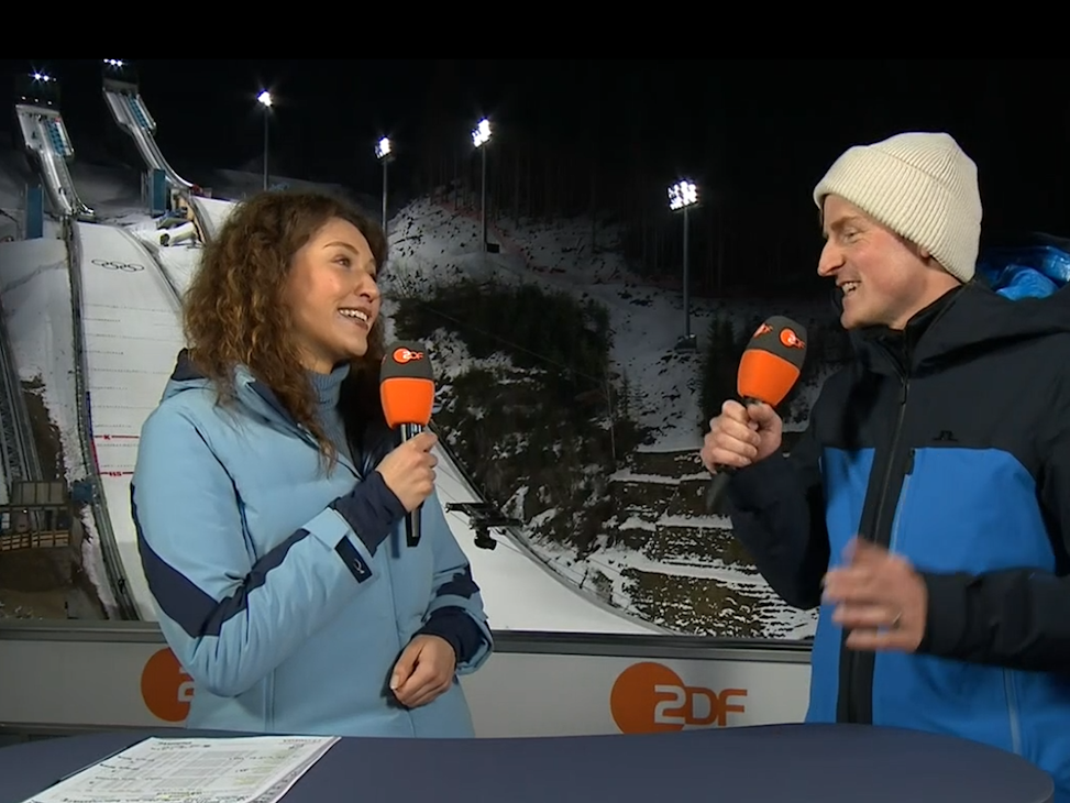 Lena Kesting und Severin Freund bei einer ZDF-Übertragung von der Olympia-Schanze in Predazzo.