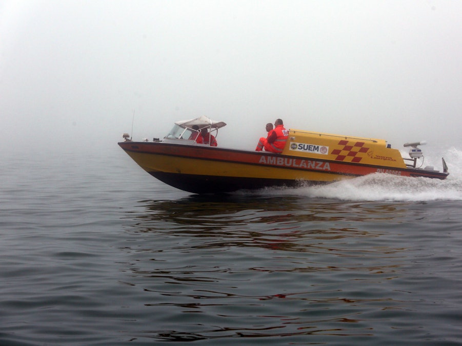 Ambulanzboot mit Personal fährt durch Nebel