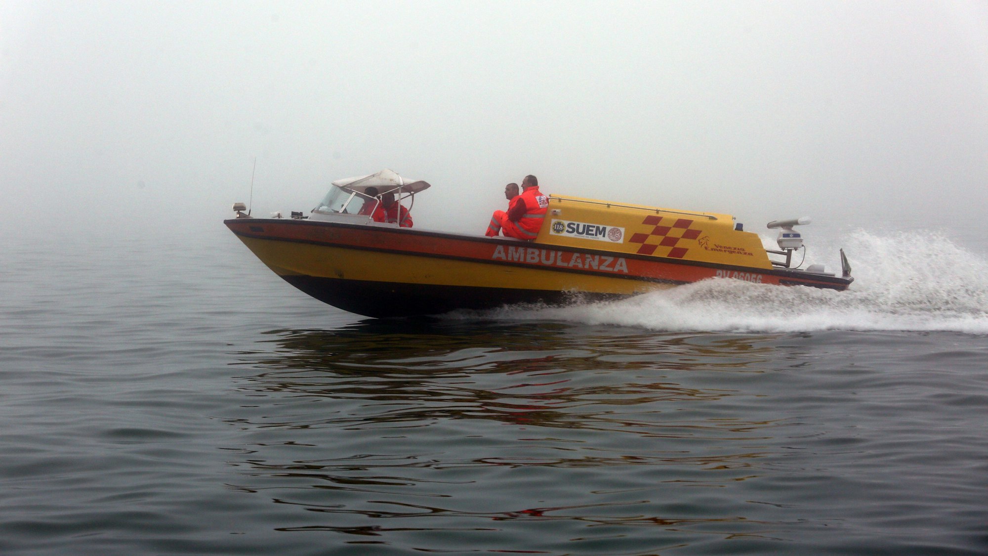 Ambulanzboot mit Personal fährt durch Nebel