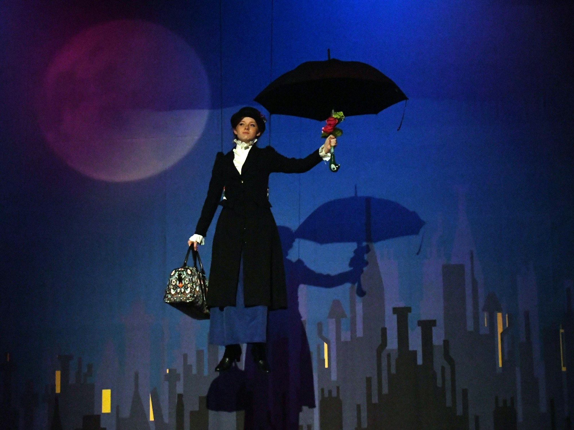 Mary Poppins, hier eine Theateraufführung der Pineville High School, hat ihren Schirm immer dabei.