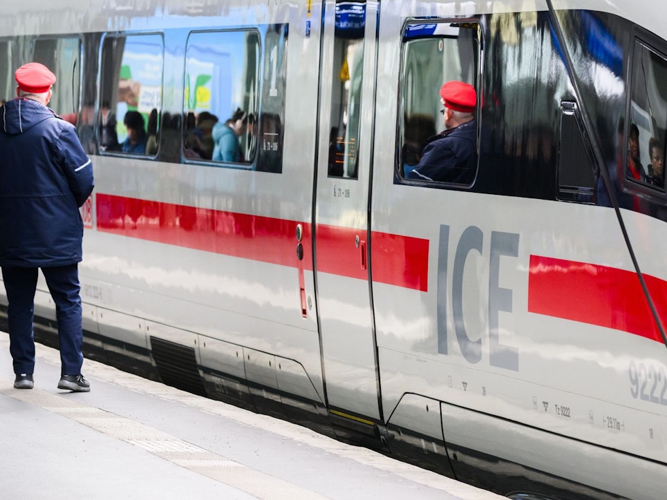 Die Störungen der Auskunfts- und Buchungssysteme der Deutschen Bahn sind nach Unternehmensangaben auf einen Cyberangriff zurückzuführen. (Symbolbild)