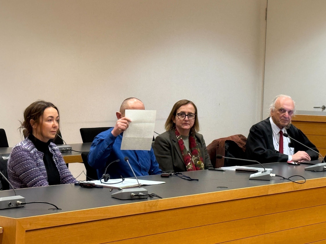 Der Angeklagte sitzt im Saal 1 des Landgerichts Heidelberg, daneben sitzen Dolmetscherinnen und der Anwalt. Die Taten ereigneten sich in Kliniken in ganz Deutschland – auch in Köln. Insgesamt sollen von zehn Geschädigten die Geldbeutel gestohlen worden sein sowie insgesamt rund 16.500 Euro abgehoben worden sein.