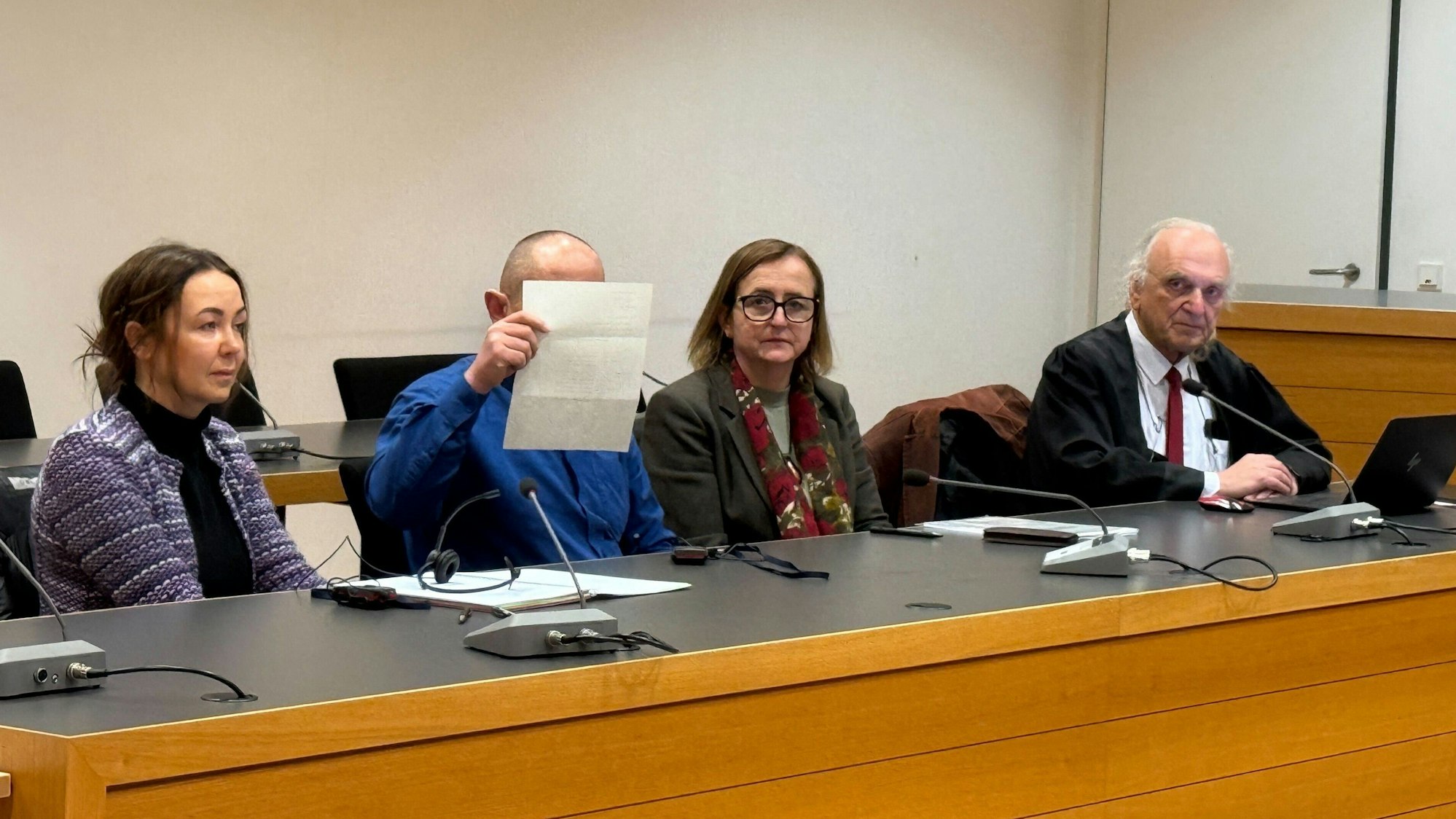 Der Angeklagte sitzt im Saal 1 des Landgerichts Heidelberg, daneben sitzen Dolmetscherinnen und der Anwalt. Die Taten ereigneten sich in Kliniken in ganz Deutschland – auch in Köln. Insgesamt sollen von zehn Geschädigten die Geldbeutel gestohlen worden sein sowie insgesamt rund 16.500 Euro abgehoben worden sein.