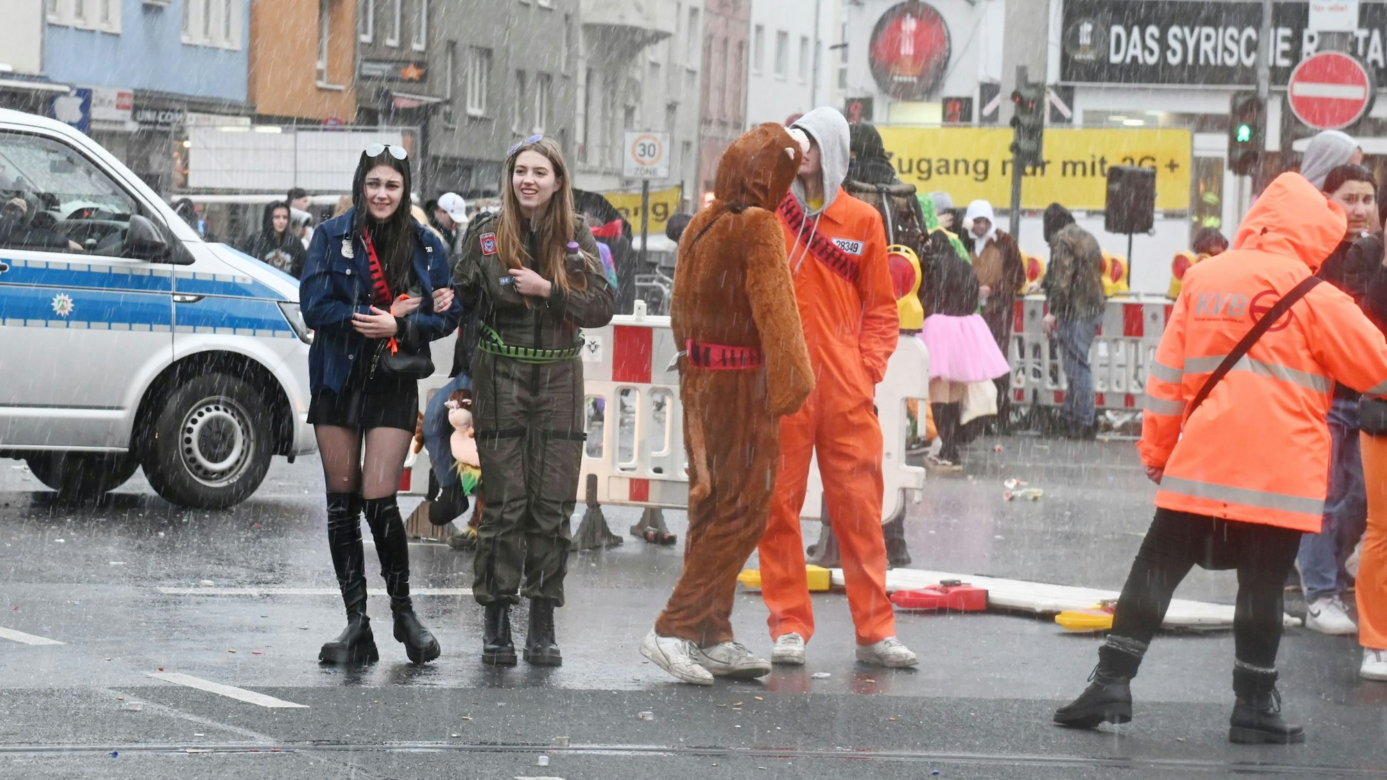 Jecke im Regen am Barbarossaplatz.