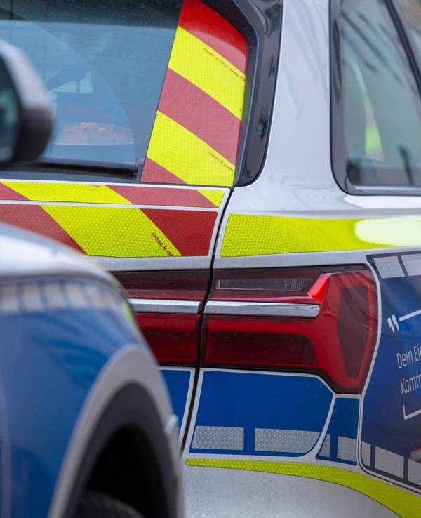 Mehrere Einsatzfahrzeuge der Polizei