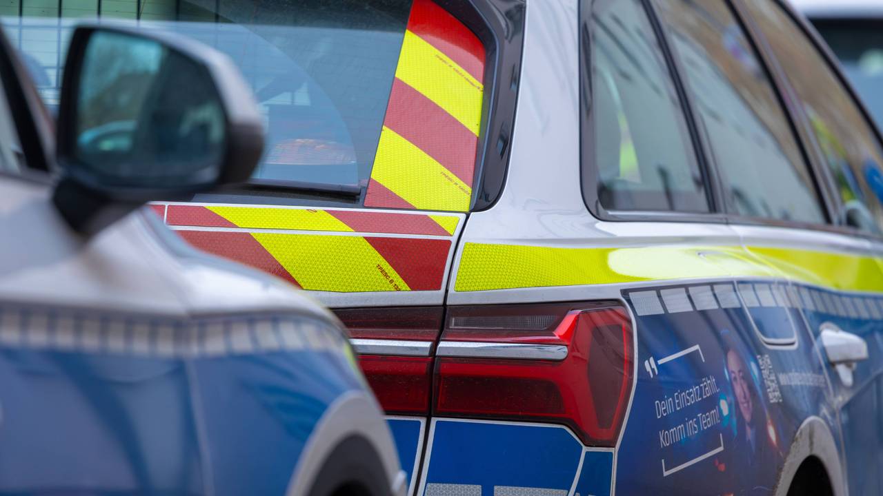 Mehrere Einsatzfahrzeuge der Polizei