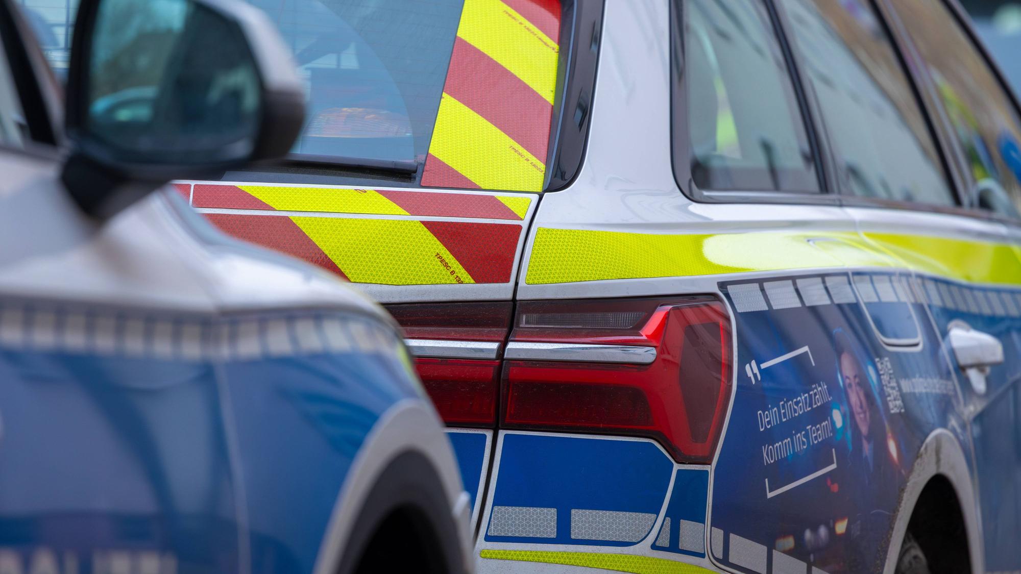 Mehrere Einsatzfahrzeuge der Polizei