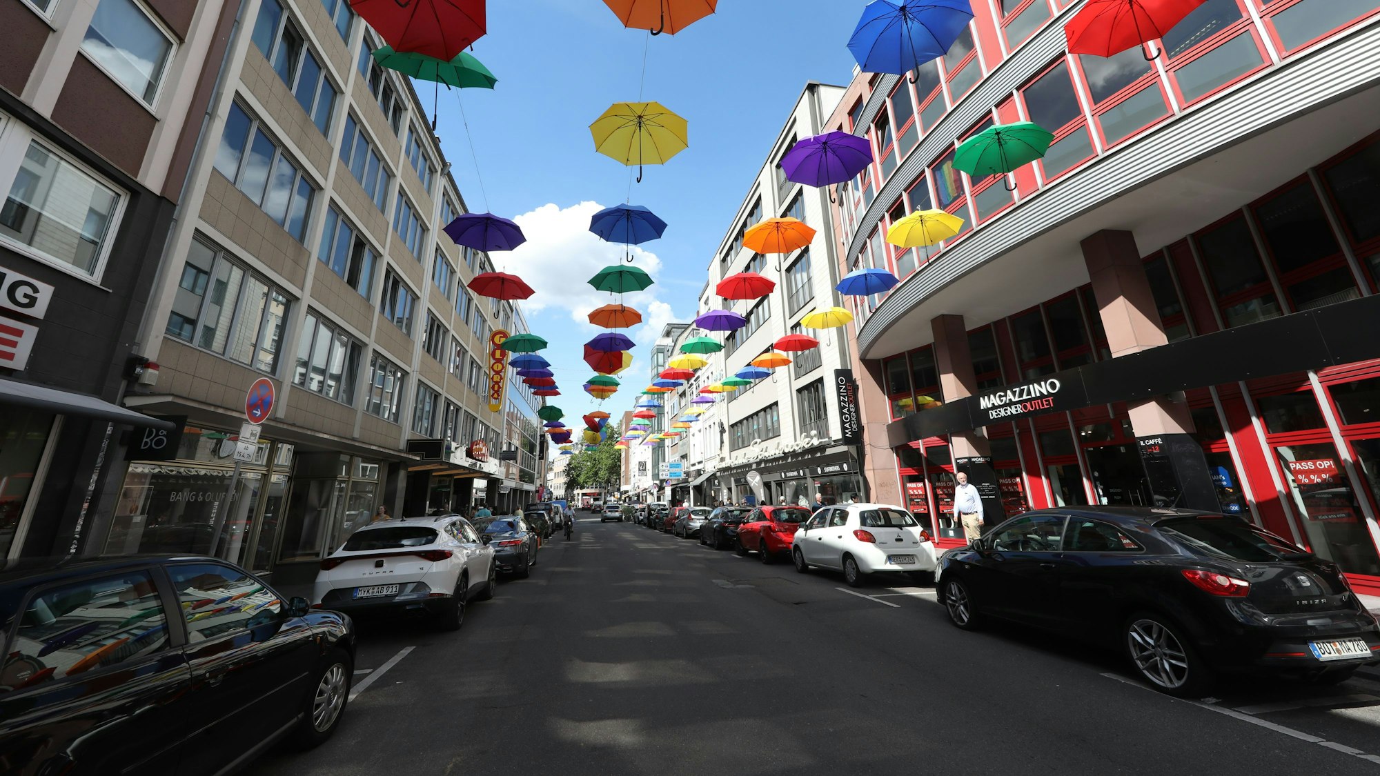 Bunte Regenschirme hängen an der Apostelnstraße.