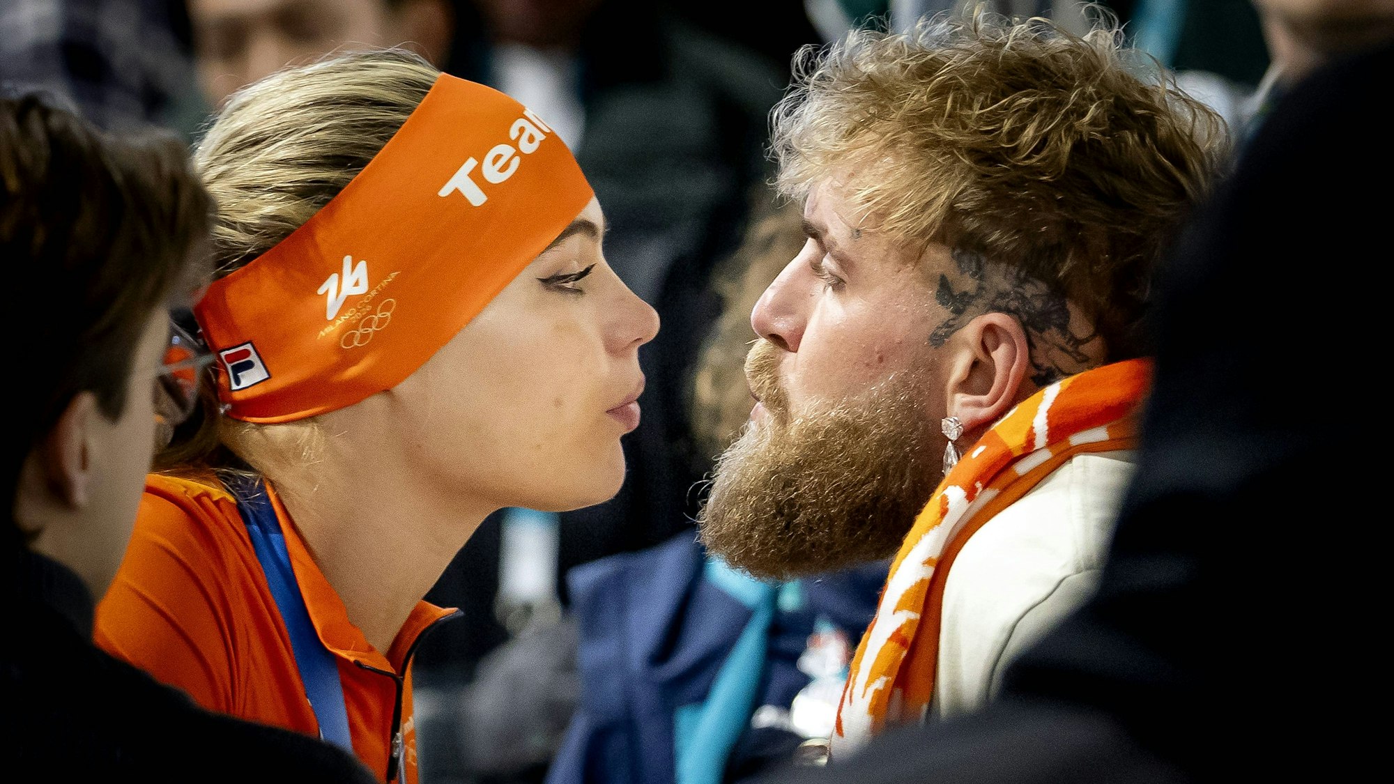 Jutta Leerdam und Jake Paul küssen sich.