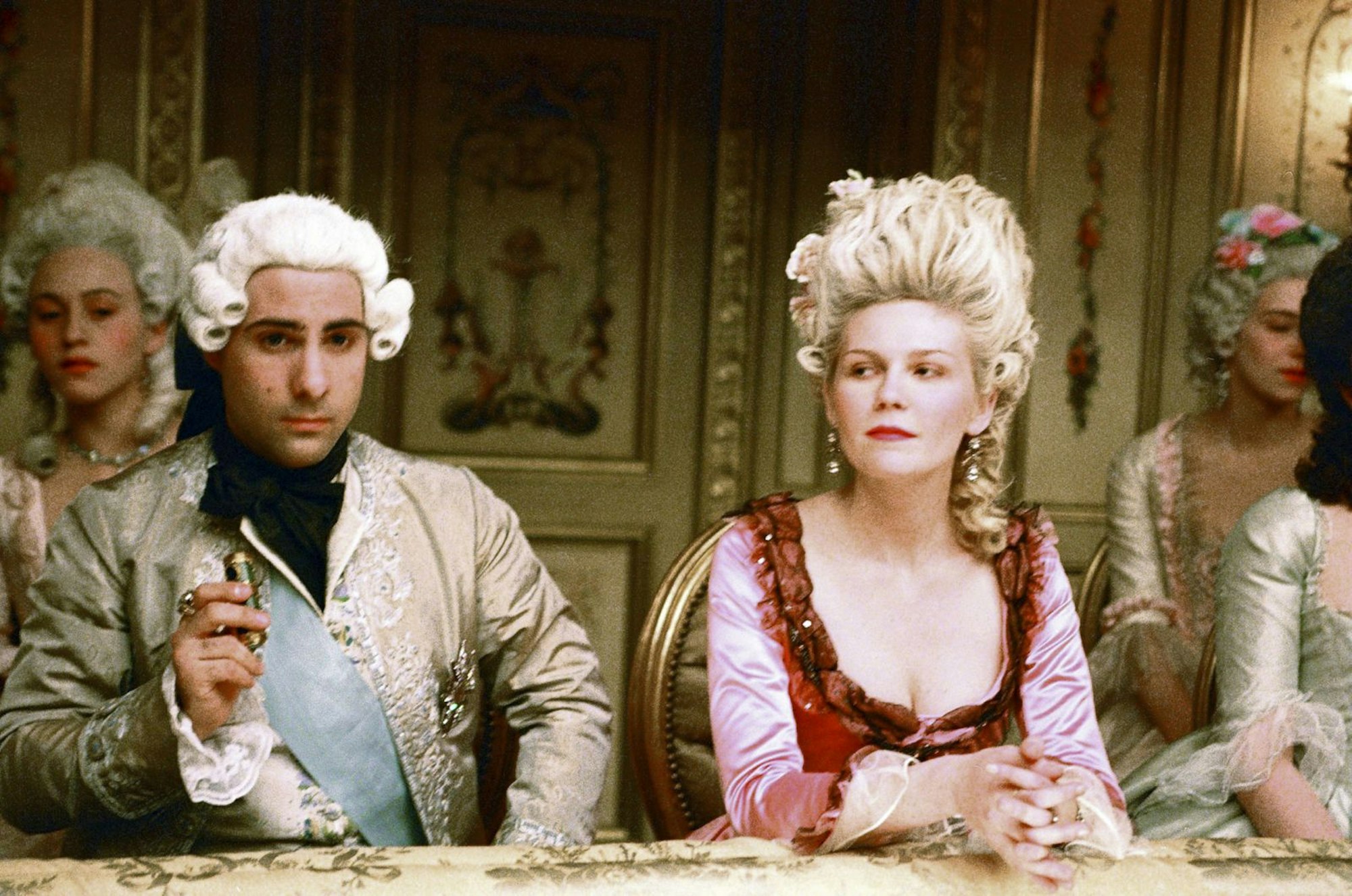 Marie Antoinettes Gemahl Louis XVI. (Jason Schwartzman) interessiert sich mehr fürs Jagen als für Frauen. (Bild: ZDF / Leigh Johnson)