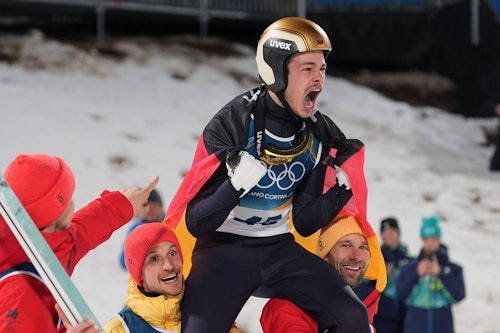 Philipp Raimund freut sich und wird von Felix Hofmann und Pius Paschke auf den Schultern getragen.