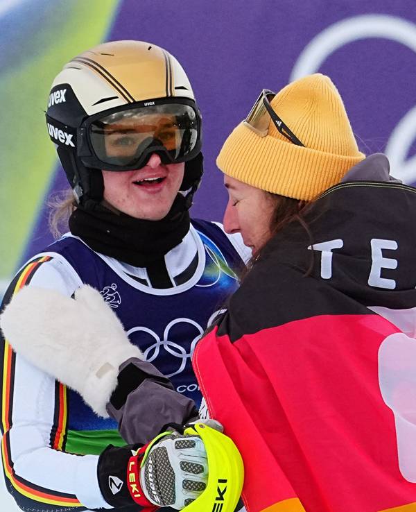 Emma Aicher und Kira Weidle-Winkelmann jubeln mit Deutschland-Flagge.