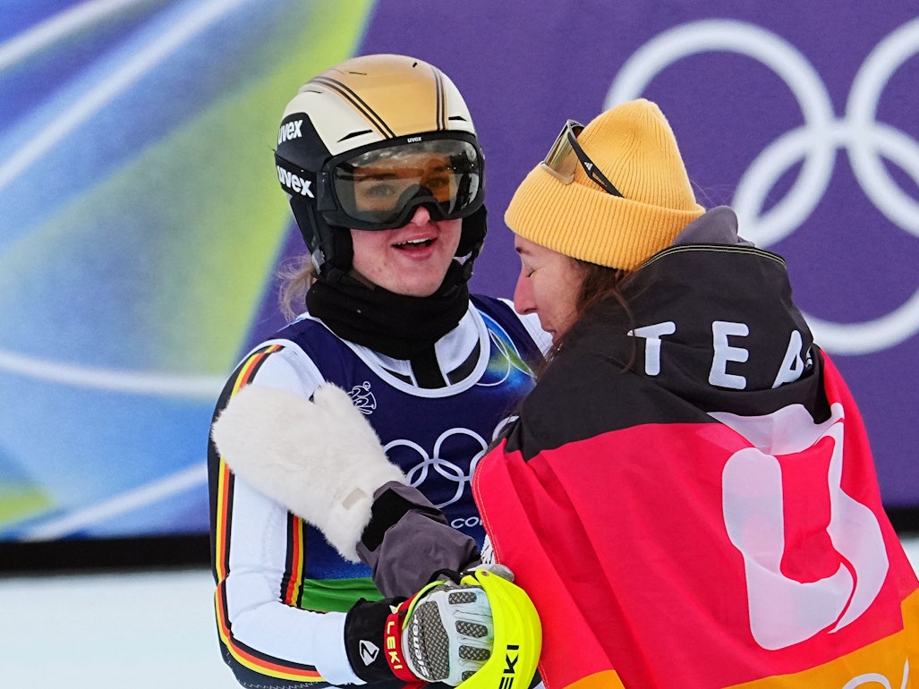 Emma Aicher und Kira Weidle-Winkelmann jubeln mit Deutschland-Flagge.