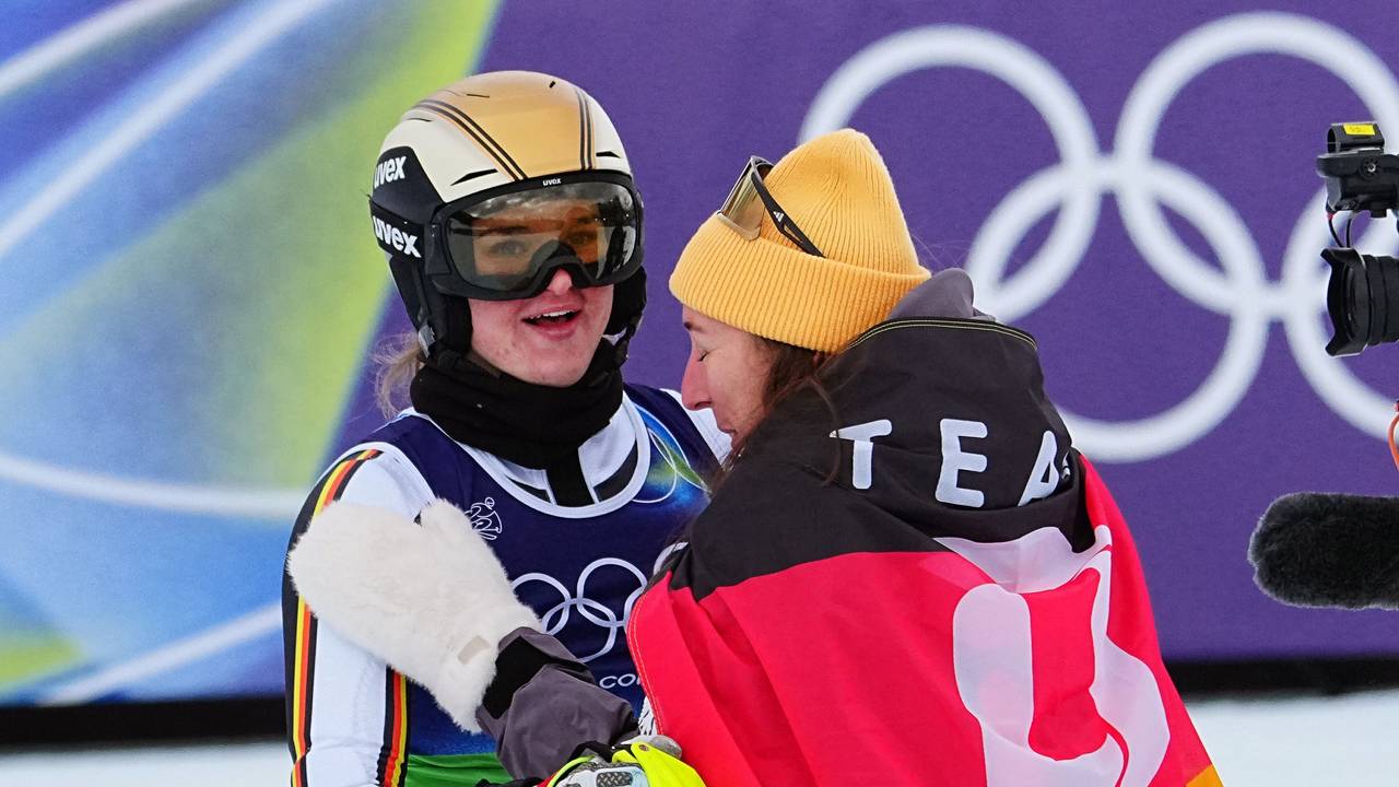 Emma Aicher und Kira Weidle-Winkelmann jubeln mit Deutschland-Flagge.