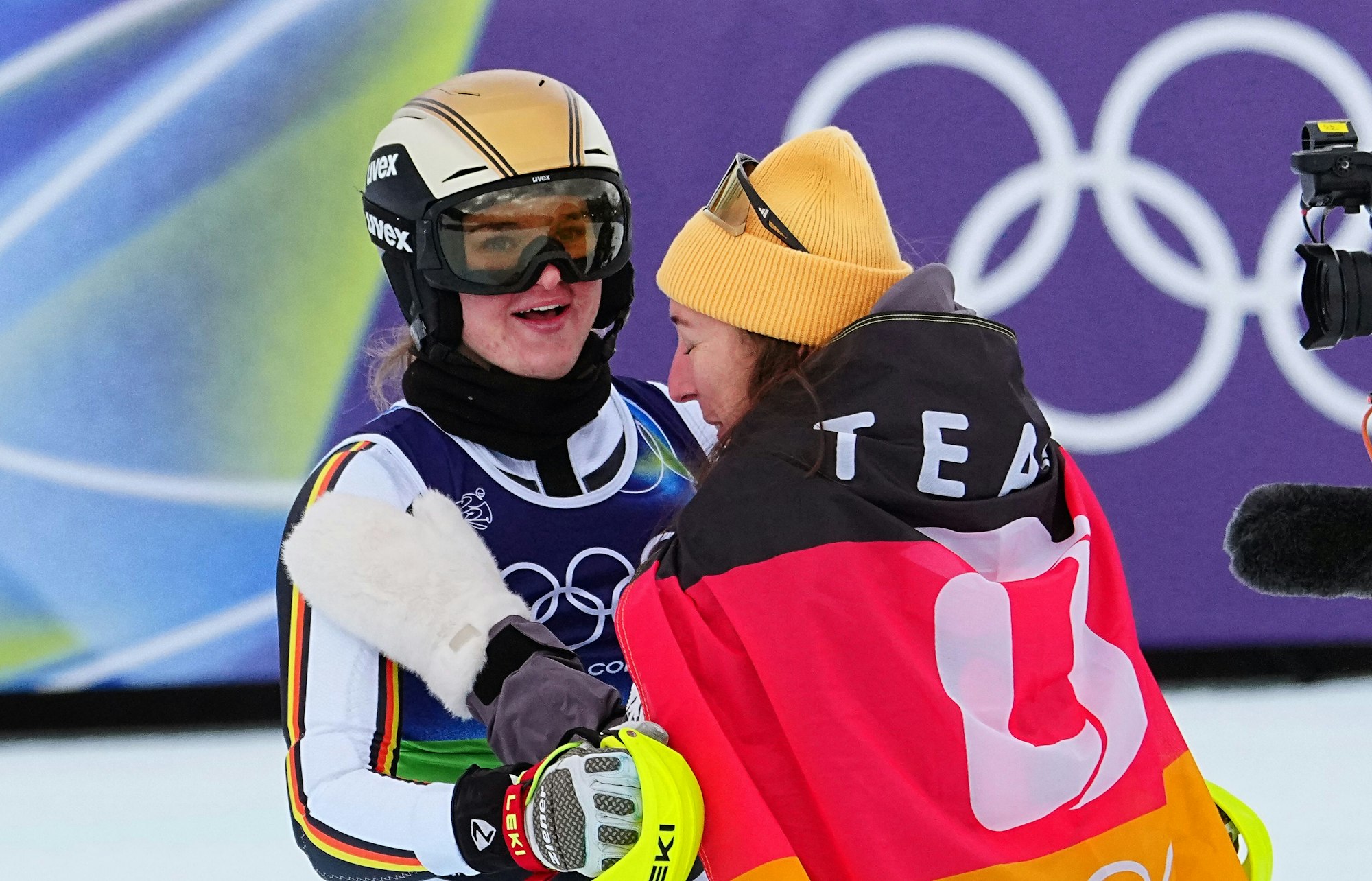 Emma Aicher und Kira Weidle-Winkelmann jubeln mit Deutschland-Flagge.