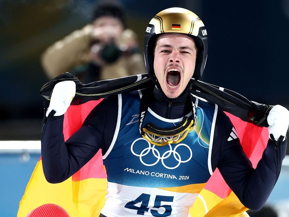 Er hatte Grund zur Freude: Der Ski-Springer Philipp Raimund holte am Montag auf der Normalschanze Olympisches Gold. (Bild: 2026 Getty Images/Alex Pantling)