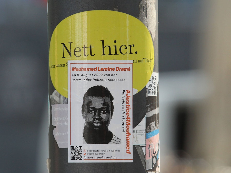 Aufkleber zu Polizeigewalt gegen Mouhamed Lamine Dramé